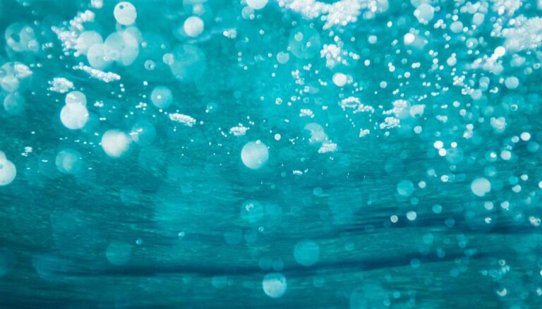 Puzza di cloro nell’acqua del rubinetto? Ecco perché c’è e perché dovresti toglierlo (prima di bere)