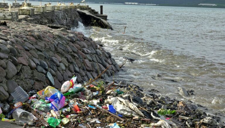 Emergenza estate: Il peso invisibile delle bottiglie di plastica